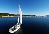 парусная яхта парусная лодка плыть в морской бухту Хорватия голубое небо парусная яхта паруса